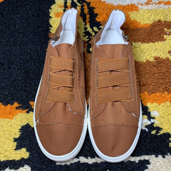 Rad, zip up sneakers!! - Picture 3 of 9